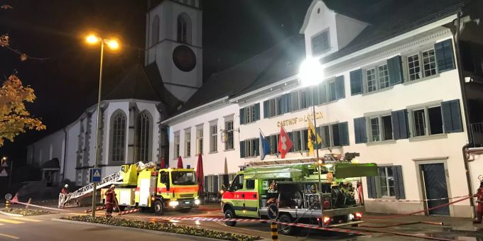 Die Feuerwehr Meilen im Einsatz wegen eines Brands in einem historischen Gebäude. Für die Fahrzeuge bräuchte die Feuerwehr eine neue Einstellhalle. (Archivbild) Feuerwehr Meilen