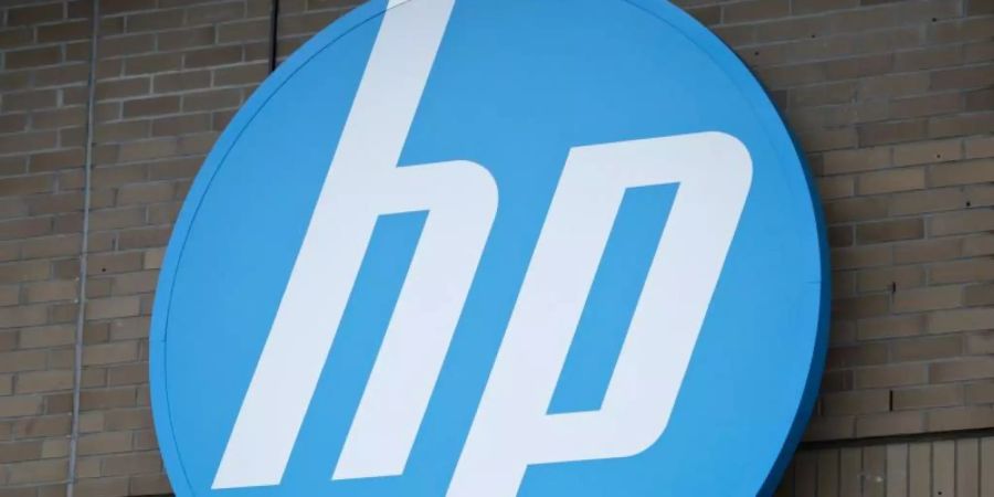 Das Logo der Computerfirma Hewlett-Packard ist an der Geschäftsstelle in Böblingen (Baden-Württemberg) zu sehen. Foto: Daniel Naupold/dpa