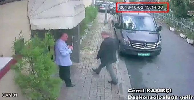 Dieses von der der türkischen Zeitung Hurriyet zur Verfügung gestellte Videostandbild zeigt den saudischen Journalisten Jamal Khashoggi (r) beim Betreten des saudi-arabischen Konsulats. Jamal Khashoggi Mord