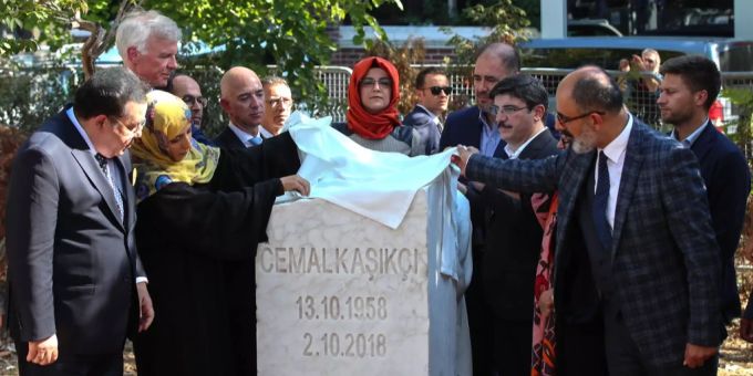 Enthüllung des weissen Marmorsteins mit der Aufschrift Jamal Khashoggi in türkischer Sprache. Marmorstein Jamal Khashoggi