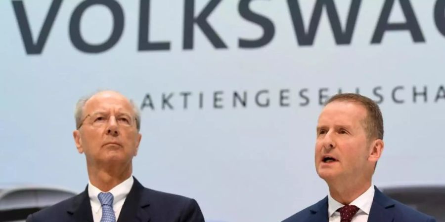 VW-Konzernchef Herbert Diess (r.) und Hans Dieter Pötsch, dem Vorsitzenden des VW-Aufsichtsrates, stehen unruhige Zeiten bevor. Foto: Swen Pförtner