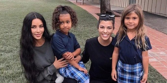 Kim und Kourtney Kardashian posieren mit ihren beiden Töchtern North und Penelope. kim kardashian