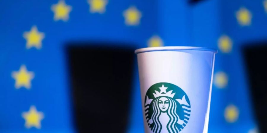 Starbucks-Becher vor der EU-Flagge