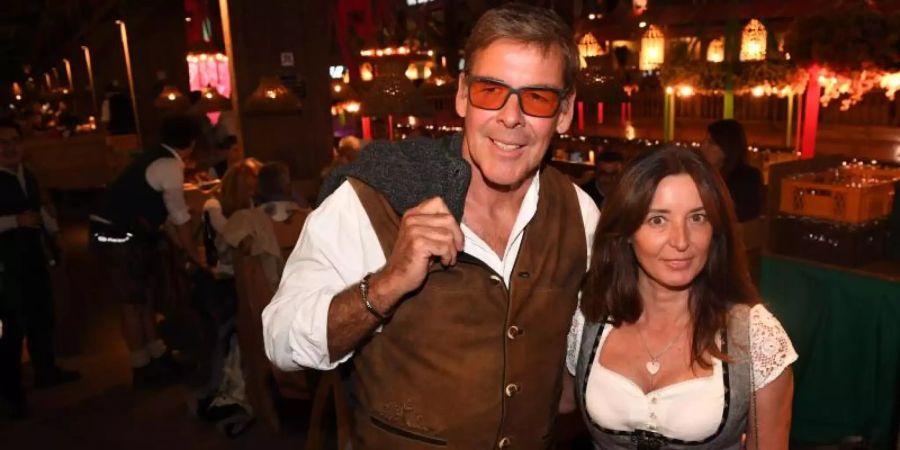 Sascha Hehn und seine Lebensgefährtin Gloria Krass beim Oktoberfest. Foto: Felix Hörhager/dpa