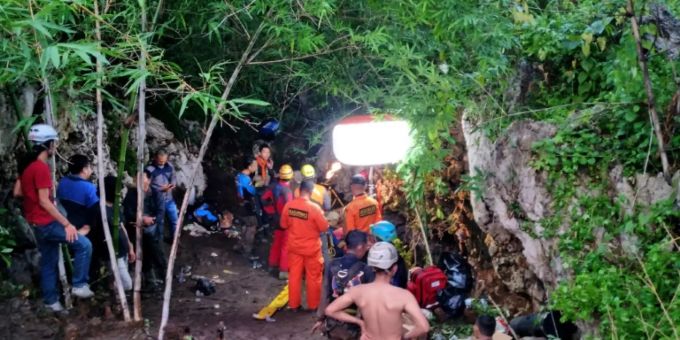 Bergungsteams auf der Suche nach den Eingeschlossenen in Bandung. Bandung