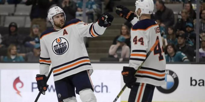 Lieferte eine starke Vorstellung ab: Leon Draisaitl (l). Foto: Ben Margot/AP/dpa