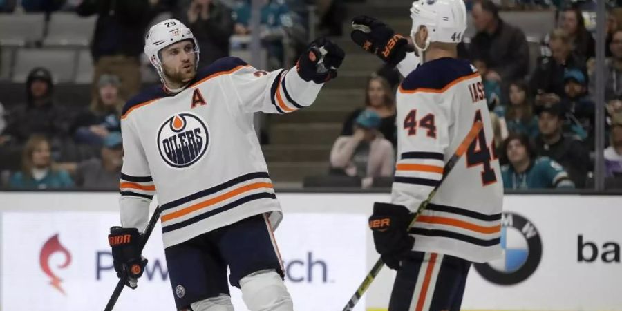 Lieferte eine starke Vorstellung ab: Leon Draisaitl (l). Foto: Ben Margot/AP/dpa