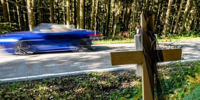 Ein Raser wurde mit 74 km/h über der Geschwindigkeitsbegrenzung gemessen. Raser Tempolimite