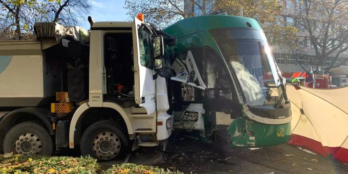 Gestern sind ein Lastwagen und ein Tram der Linie 14 auf der St. Alban-Anlage in Basel kollidiert. tram lastwagen