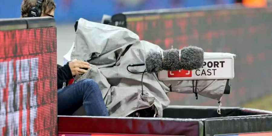 Ein Kameramann von Sky Sport filmt ein Spiel. Foto: Jan Woitas/zb/dpa