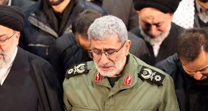 Der neu ernannte Generalleutnant des iranischen Korps der Revolutionsgarden (IRGC) und Kommandant der Quds Force Esmail Ghaani weint bei der Beisetzung von Soleimani. Soleimani