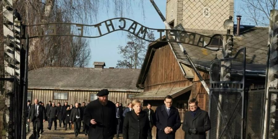 Merkel mit Polens Regierungschef (2. v.r.) in Auschwitz