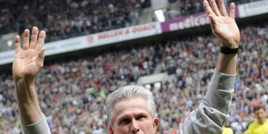 Am letzten Spieltag 2013 verabschiedet sich Bayern-Trainer Jupp Heynckes im Borussia-Park von den Zuschauern. Foto: Marius Becker/dpa