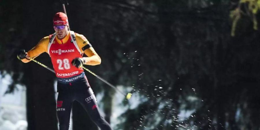 Die deutschen Biathleten um Arnd Peiffer haben im ersten Staffelrennen der Saison in Östersund nur den achten Platz belegt. Foto: Alexander Vilf/Sputnik/dpa