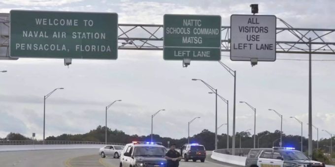 Polizeifahrzeuge blockieren die Zufahrt zur Naval Air Station in Florida. Foto: Tony Giberson/Pensacola News Journal/AP/dpa Polizeifahrzeuge blockieren die Zufahrt zur Naval Air Station in Florida. Foto: Tony Giberson/Pensacola News Journal/AP/dpa