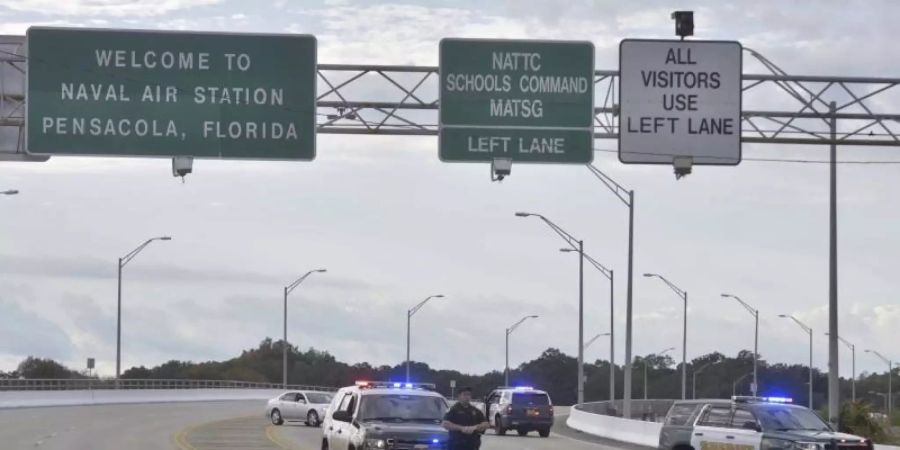 Polizeifahrzeuge blockieren die Zufahrt zur Naval Air Station in Florida. Foto: Tony Giberson/Pensacola News Journal/AP/dpa