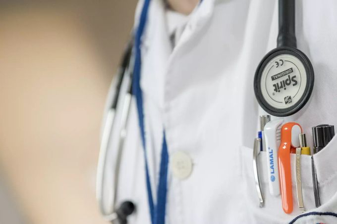 Der Anteil der Gesundheitskosten am BIP ist seit 1960 von 4,7 auf 12,4 Prozent gestiegen. Doktor
