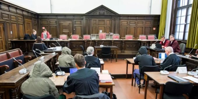 Die Angeklagten mit ihren Verteidigern im Gerichtssaal Die Angeklagten mit ihren Verteidigern im Gerichtssaal
