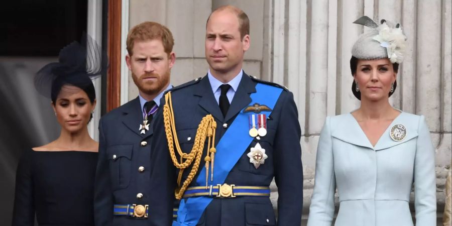 War hier die Welt noch in Ordnung? Herzogin Meghan (l.–r.), Prinz Harry, Prinz William und Herzogin Kate stehen auf dem Balkon des Buckingham-Palasts.