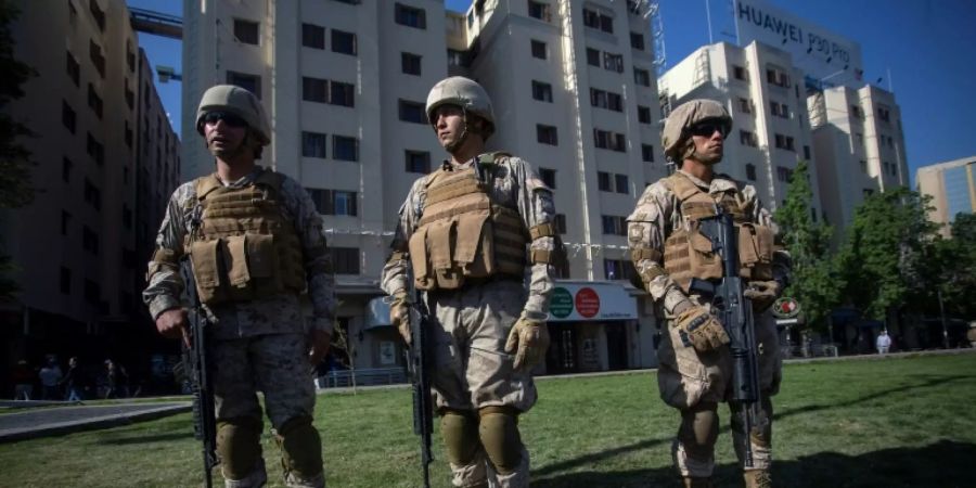 In Santiago de Chile postierte Soldaten