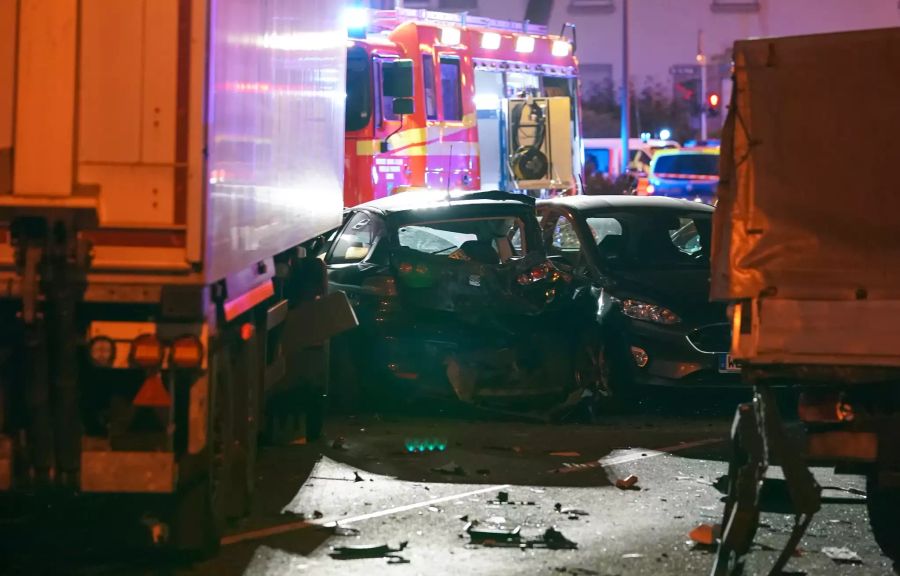 Lastwagen fährt auf Fahrzeuge auf - Ein Schwerverletzter