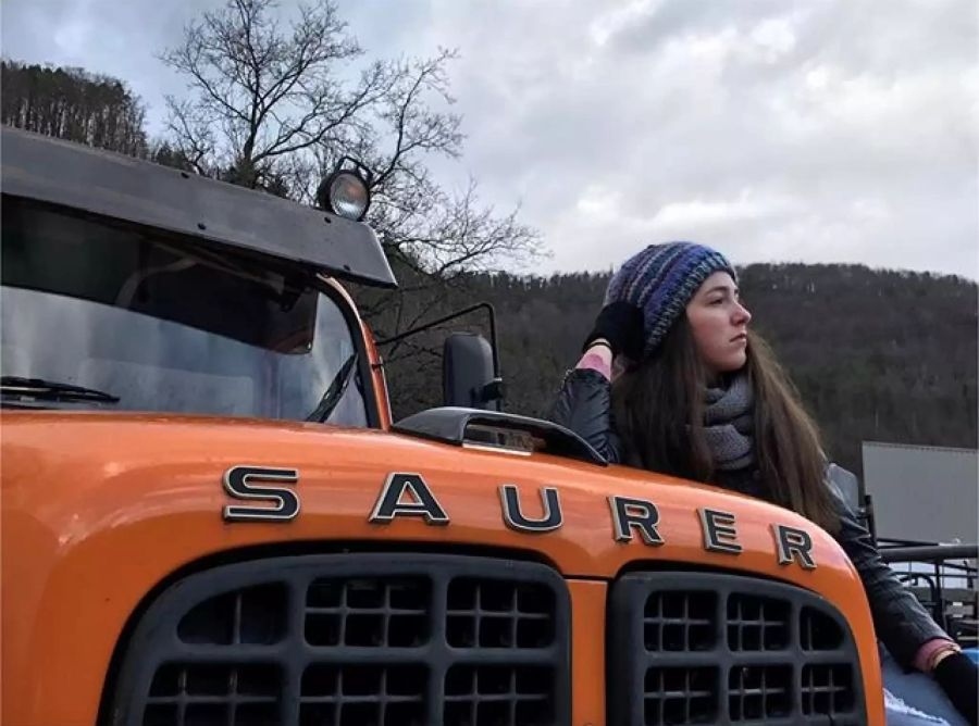 «00stephanie15» auf Instagram neben einem Saurer Truck