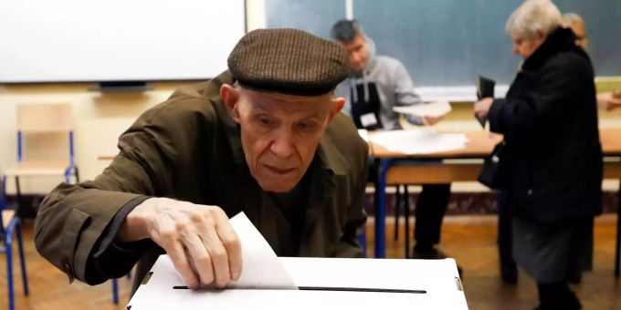 Ein Wähler gibt in Kroatien in einem Wahllokal seine Stimme ab. Präsidentenwahl in Kroatien