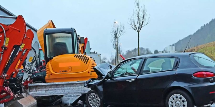 Die Schaffhauser Polizei fand Blutspuren im verlassenen Unfallauto und leitete eine Suchaktion nach dem Fahrer ein.