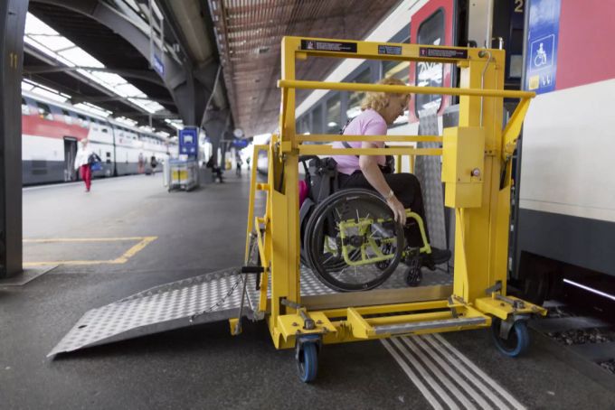 An rund 200 Bahnhöfen und Haltestellen in der Schweiz werden Menschen mit Behinderung auch nach 2024 – trotz geltendem Gesetz – den öffentlichen Verkehr nicht selbstständig benutzen dürfen. SBB Rollstuhl Barrierefrei behindert