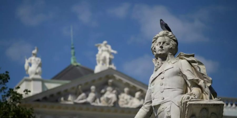 Eine Mozart-Statue im Burggarten in Wien