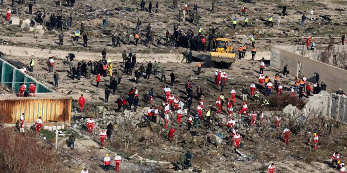 Rettungskräfte sind nach dem Absturz einer ukrainischen Passagiermaschine an der Absturzstelle im Einsatz. Passagierflugzeug nahe Teheran
