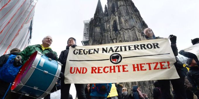 Demonstranten von «Köln gegen rechts» protestieren gegen eine Kundgebung der Partei «Alternative für Deutschland» (AfD) gegen Rundfunkgebühren und den WDR. köln