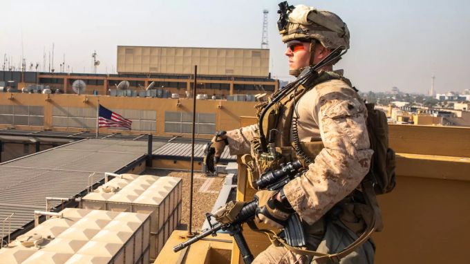 Ein US-Marine auf dem Gelände der US-Botschaft in Bagdad am 3. Januar 2020 auf Wache. us marine