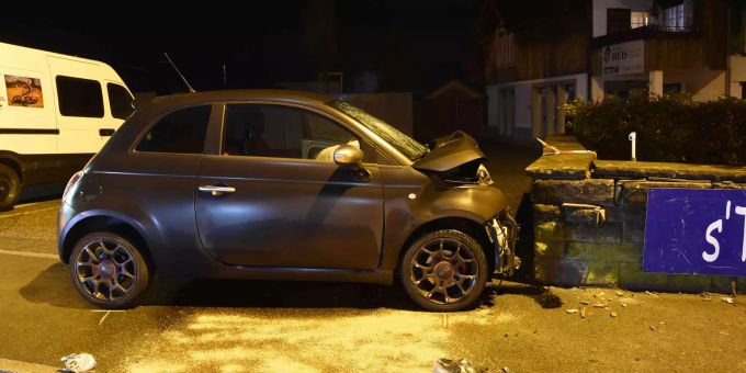 Am Samstag furh eine 18-Jährige in Thal SG mit ihrem Auto gegen eine Mauer. Thal SG