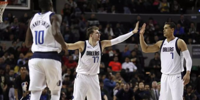 Luka Doncic (M.) stand bei den Dallas Mavericks mal wieder im Mittelpunkt. Foto: Rebecca Blackwell/AP/dpa Luka Doncic (M.) stand bei den Dallas Mavericks mal wieder im Mittelpunkt. Foto: Rebecca Blackwell/AP/dpa