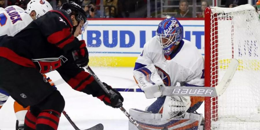 Islanders-Goalie Thomas Greiss (r) in Aktion. Foto: Karl B Deblaker/FR7226 AP/dpa