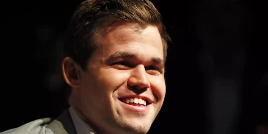 Magnus Carlsen hat seinen WM-Titel im Blitzschach verteidigt. Foto: Frank Augstein/AP/dpa