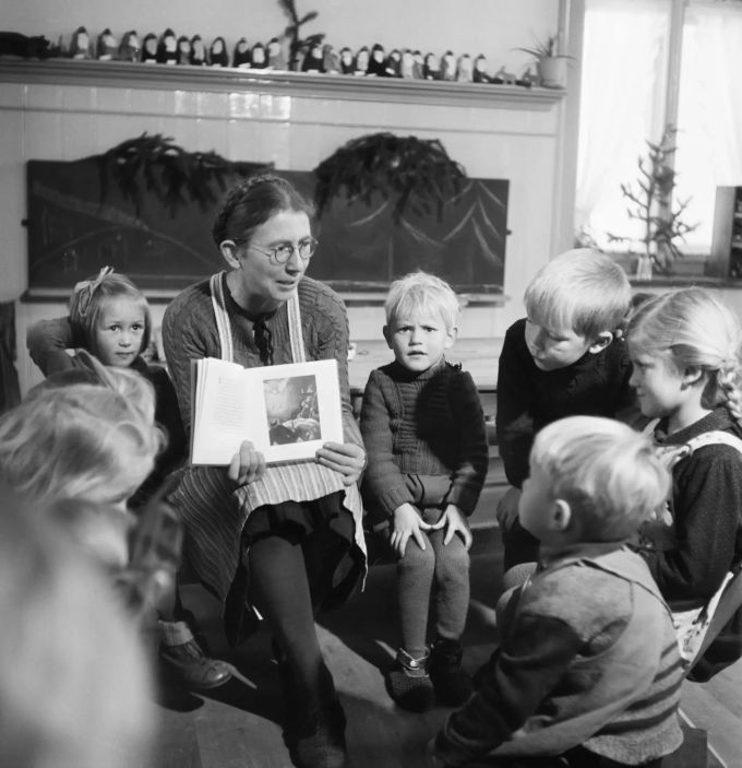 1941 war Religionsunterricht und die Weihnachtsgeschichte in Schulen noch omnipräsent. Heute soll die Schule säkular sein. WEIHNACHTEN ADVENT