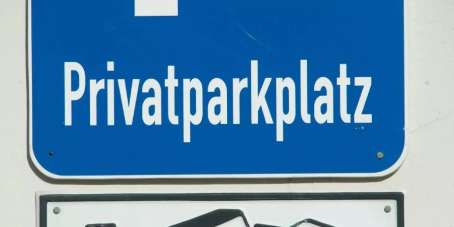 Hinweisschild an einem Privatparkplatz