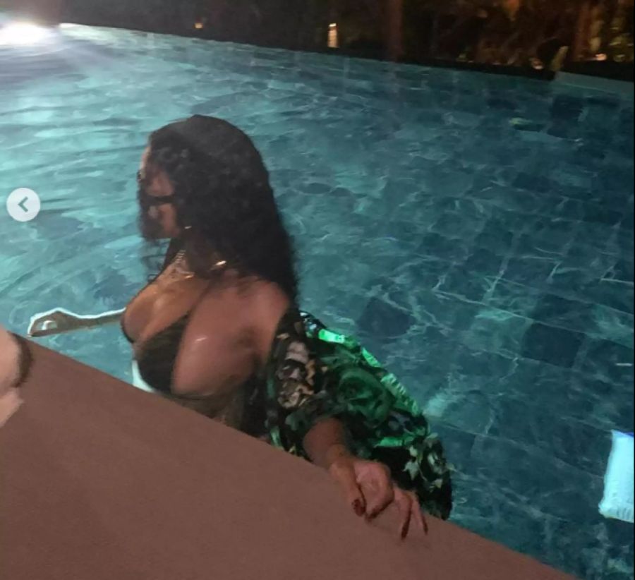 Rihanna geht baden und zeigt sich erneut freizügig auf Instagram.