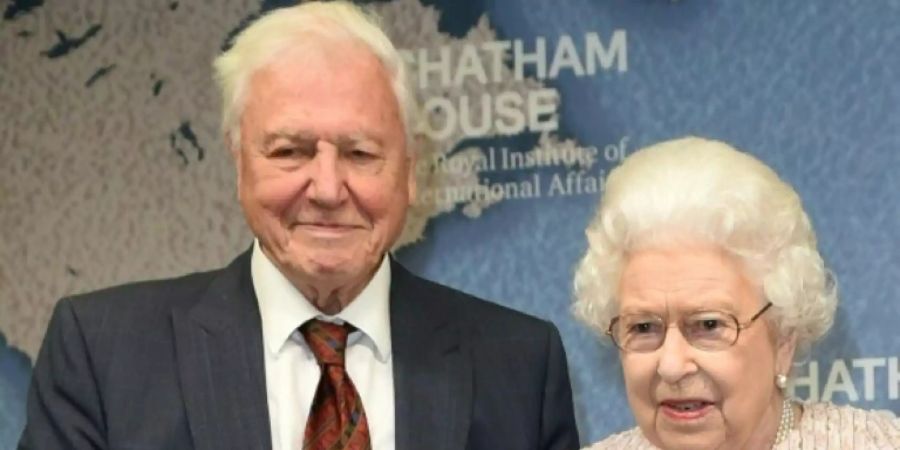 Attenborough und Elizabeth II. bei der Preisverleihung