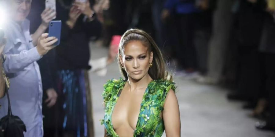 Jennifer Lopez bei der Show von Versace auf der Modewoche in Mailand. Foto: Luca Bruno