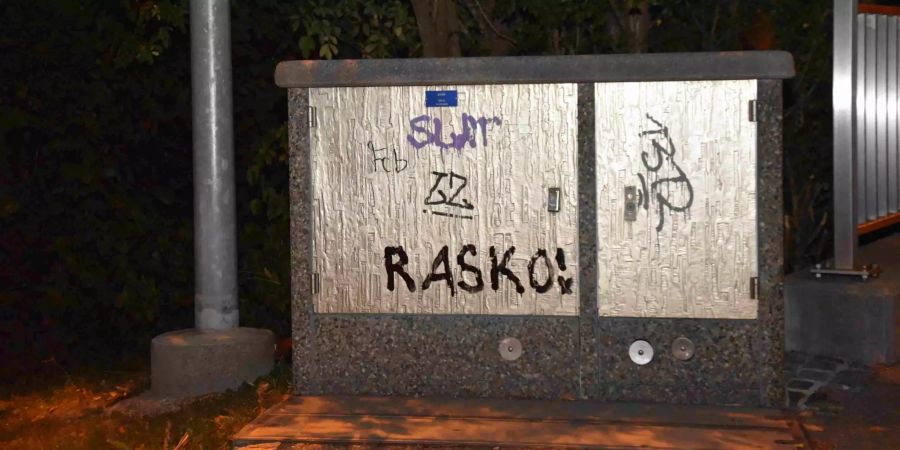 Zahlreiche Gegenstände durch Sprayereien beschädigt