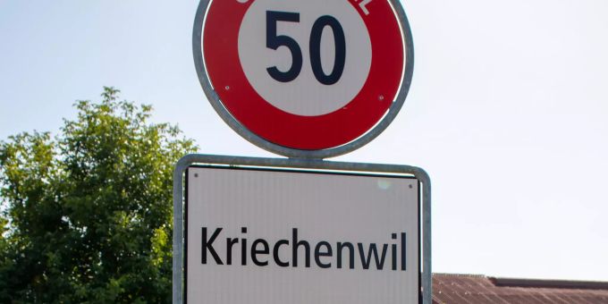 Ortsschild von Kriechenwil. Ortsschild von Kriechenwil.