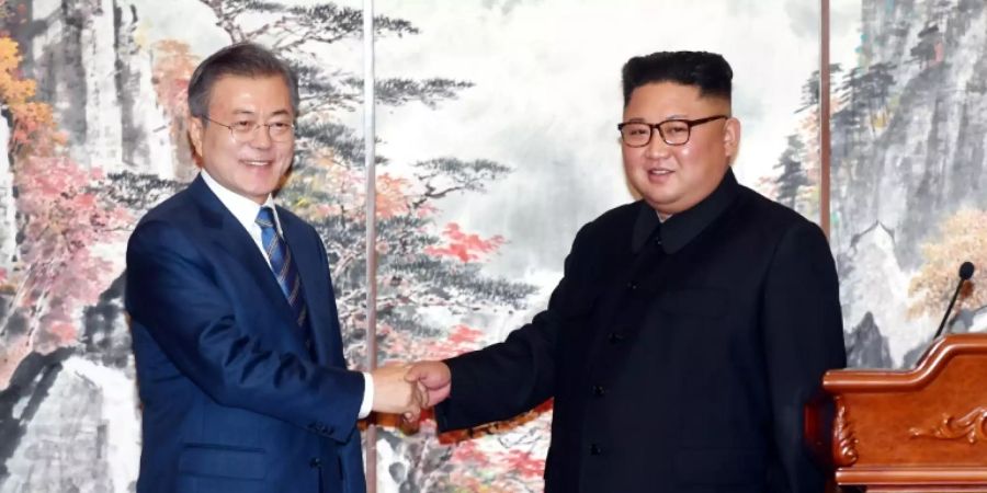 Südkoreas Präsident Moon (l.) mit Nordkoreas Machthaber Kim