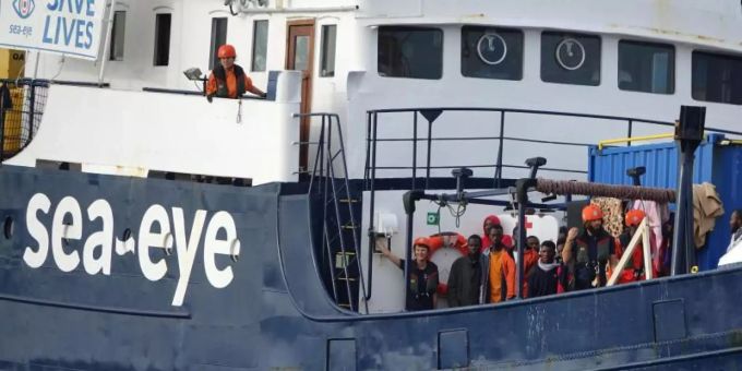 Migranten und Besatzungsmitglieder stehen an Deck des deutschen Rettungsschiffs «Alan Kurdi». Alan Kurdi
