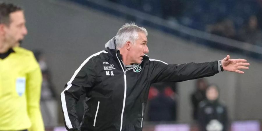 Droht bei Hannover das Aus: 96-Coach Mirko Slomka. Foto: Peter Steffen/dpa