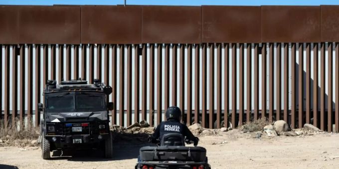 Mexikanische Soldaten vor Mauer an Grenze zu den USA Mexikanische Soldaten vor Mauer an Grenze zu den USA