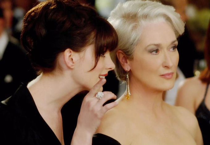 Anne Hathaway, links, als Andy Sachs, und Meryl Streep in der Rolle der Miranda Priestly in «Der Teufel trägt Prada». Meryl Streep