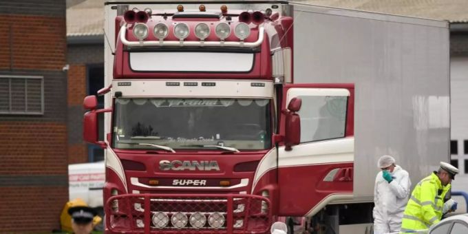 Spurensicherung in der Nähe von London an dem Lkw, in dem 39 Leichen entdeckt worden waren. vereinigtes königreich
